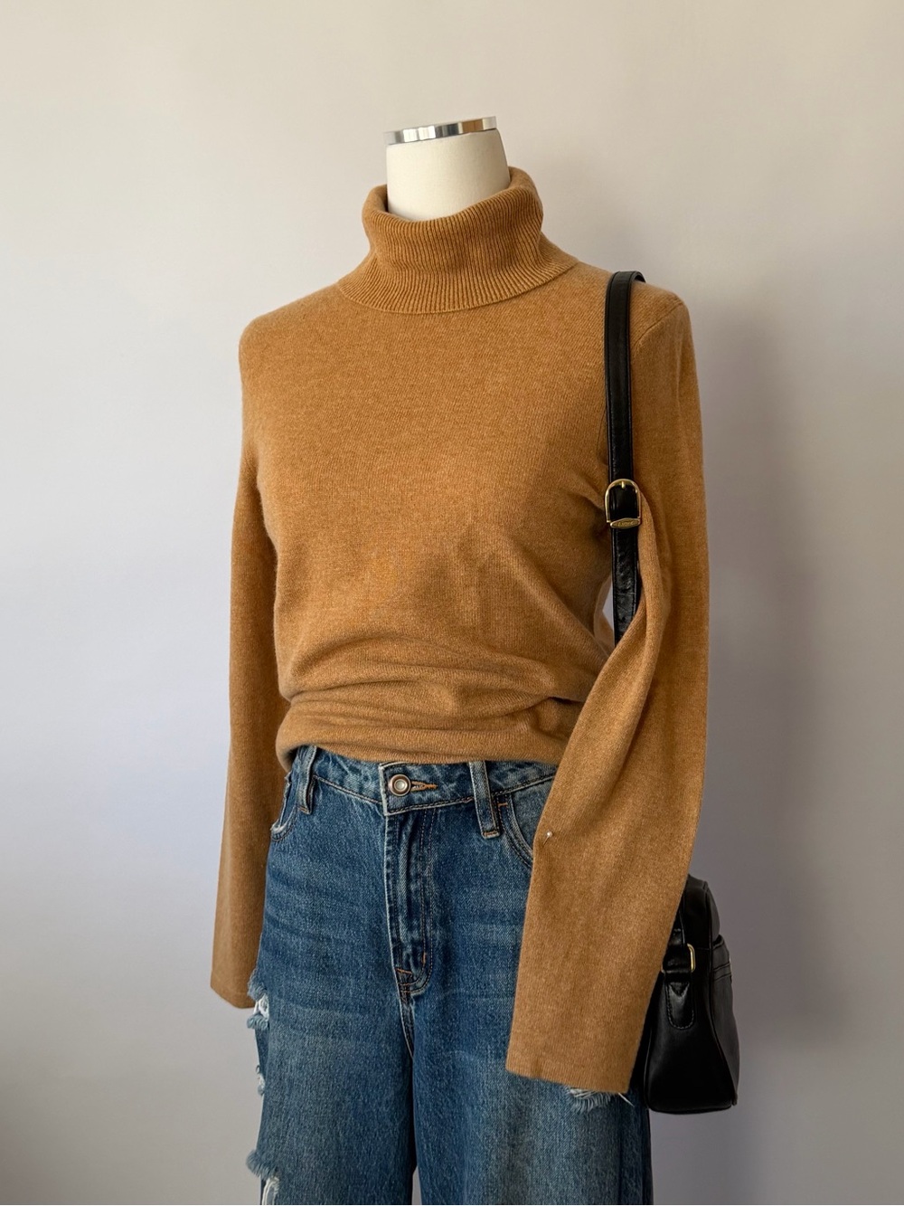 LORD & TAYLOR 100% Cashmere Turtleneck Sweater - Tan Medium.